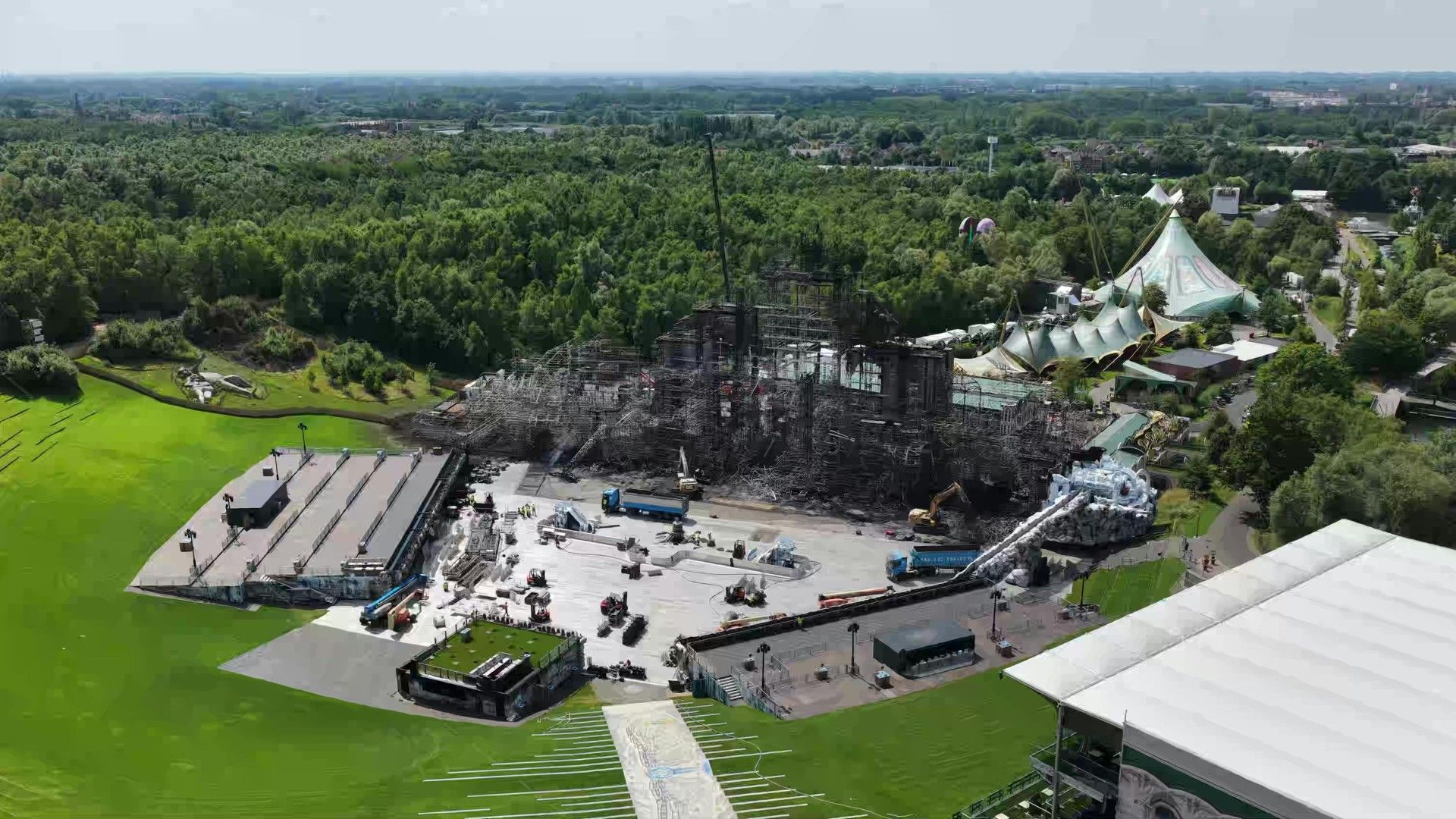 «Tomorrowland»: un incendie ravage la scène, festival sous le choc