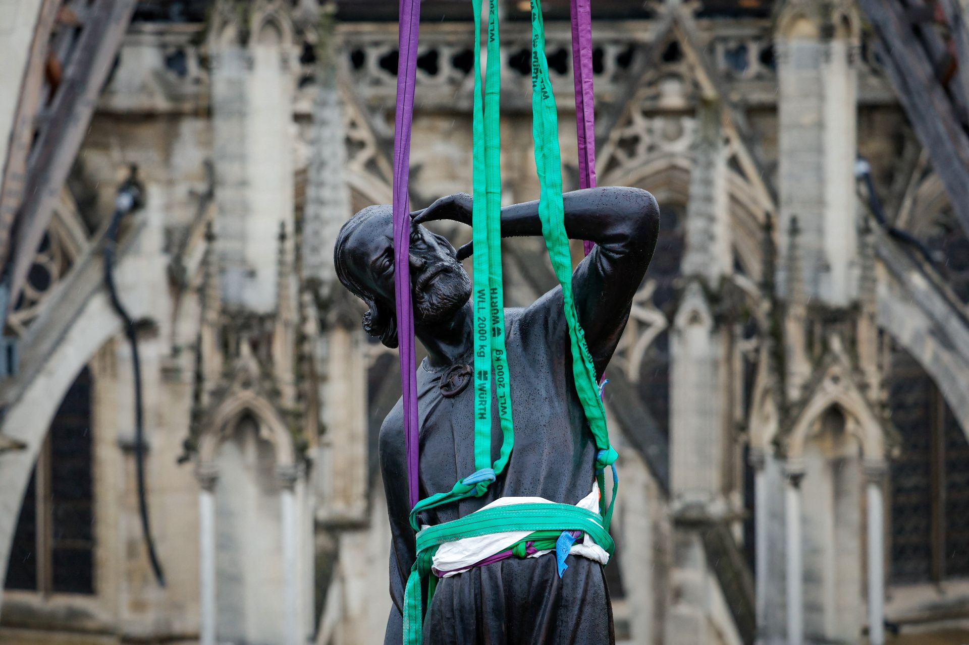 Retour au sommet pour les 16 statues miraculées de Notre-Dame de Paris