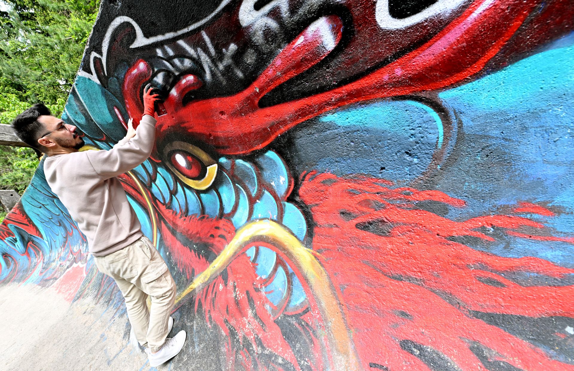 À Sarajevo, les murs fleurissent et le street art tisse des ponts