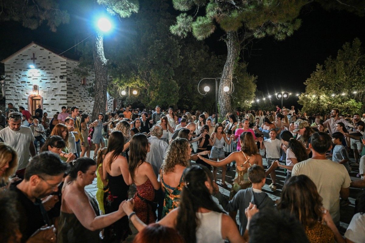 Dans les villages de Grèce, l’été rime avec danses collectives au bout de la nuit