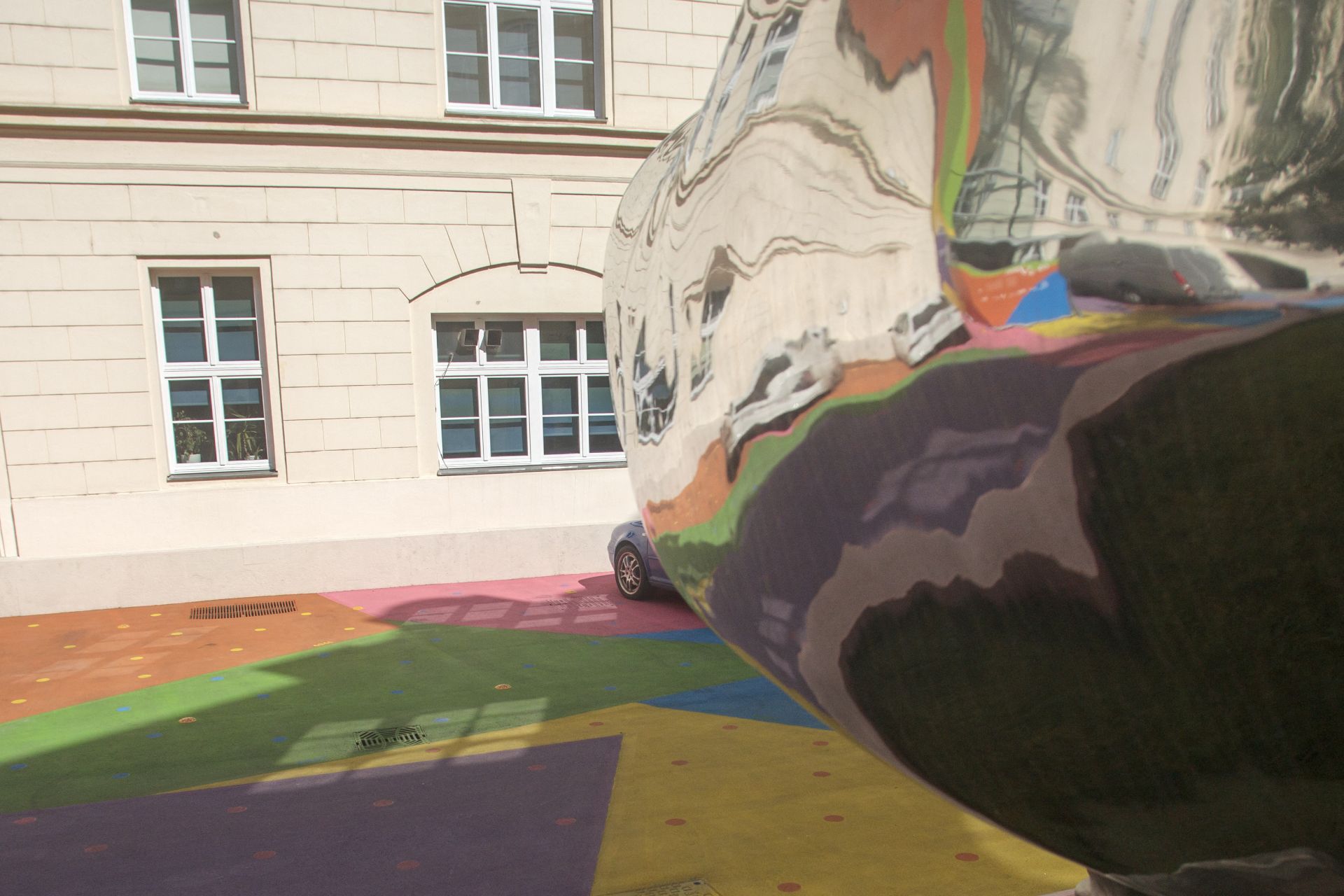 En Autriche, couleurs contre chaleur : une fresque urbaine devant le musée Heidi Horten