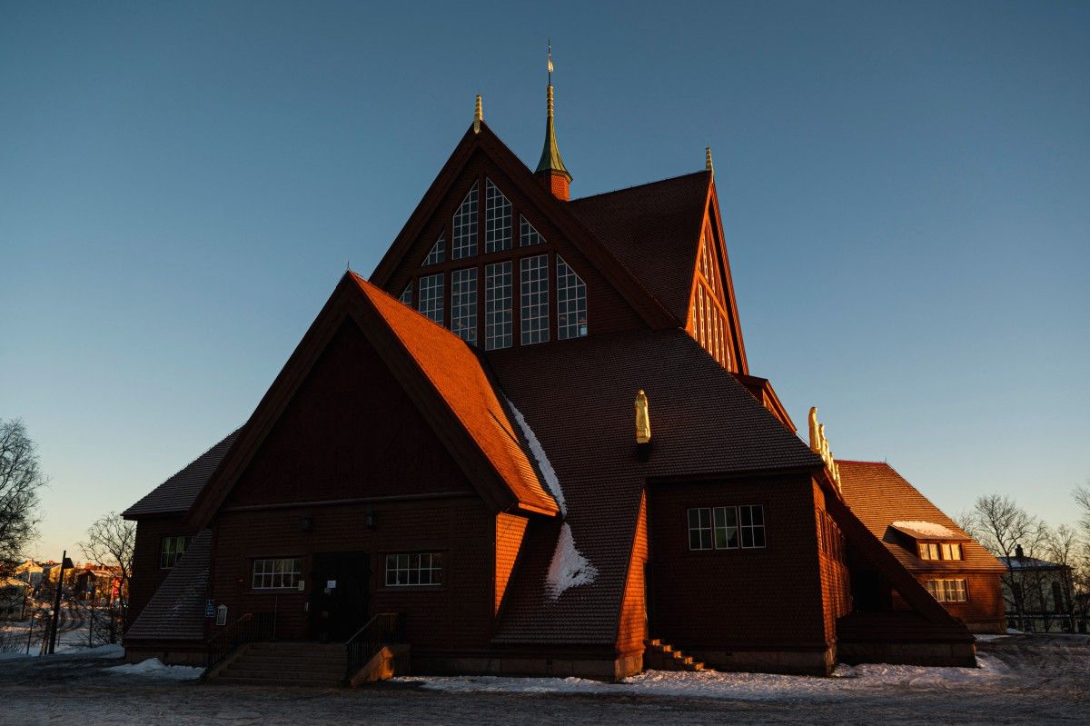 En Suède, l’église centenaire rouge de Kiruna déménage sur des roulettes