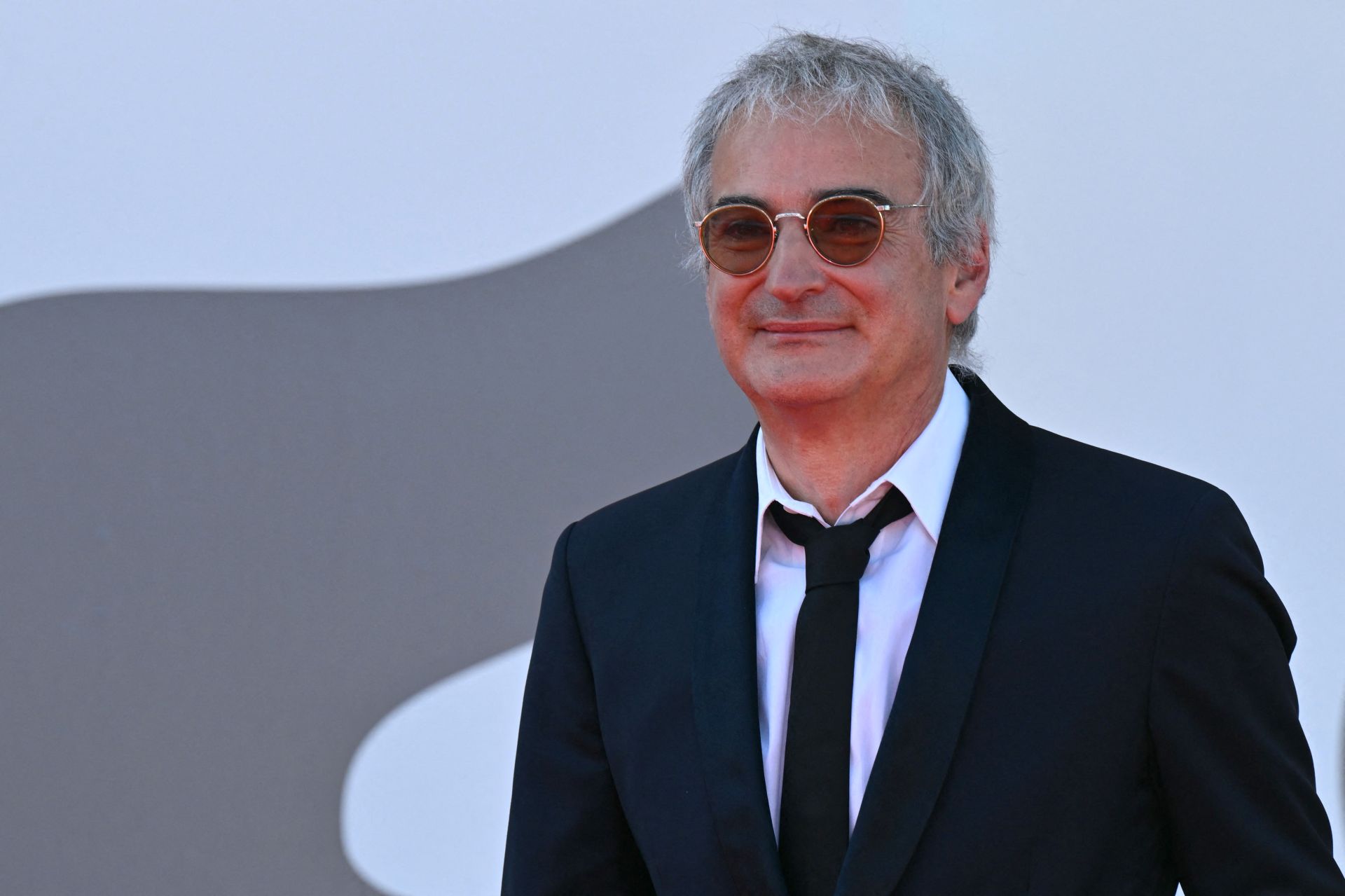 À Venise, Olivier Assayas dévoile «Le Mage du Kremlin», un film au financement semé d’embûches