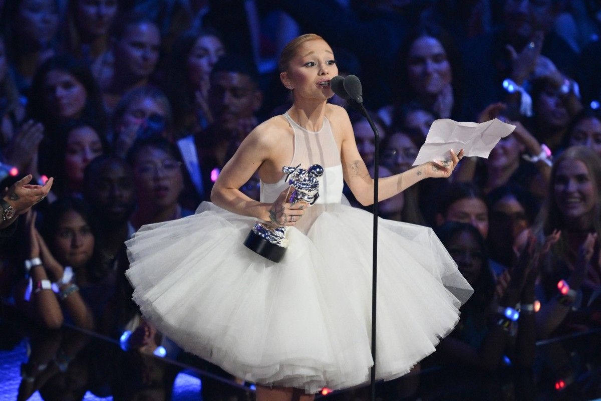 Ariana Grande Wins Top Prize at MTV Video Music Award