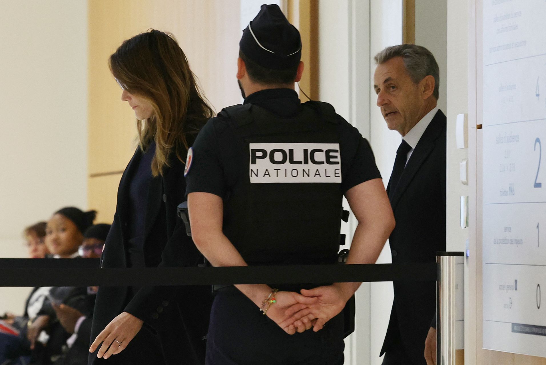 Condamné au procès libyen, Nicolas Sarkozy ira en prison, une première pour un ex-président