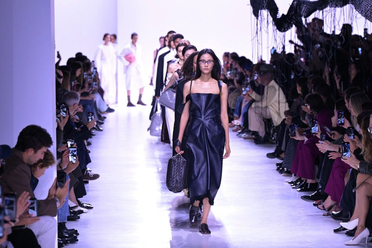 Bottega Veneta dévoile une élégance hardie et fonctionnelle à Milan