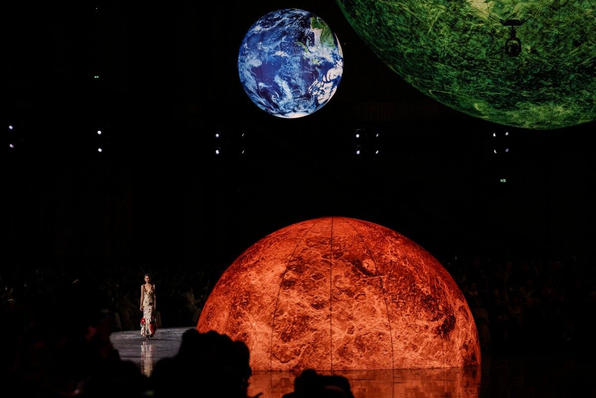 Matthieu Blazy emporte Chanel dans une galaxie couture éblouissante