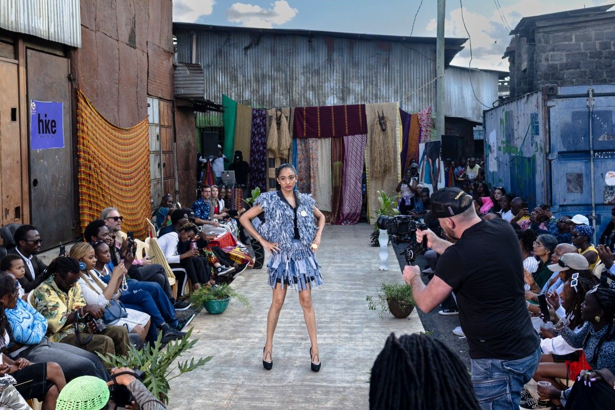 De la décharge au podium: au Kenya, des vêtements de seconde main au défilé de mode