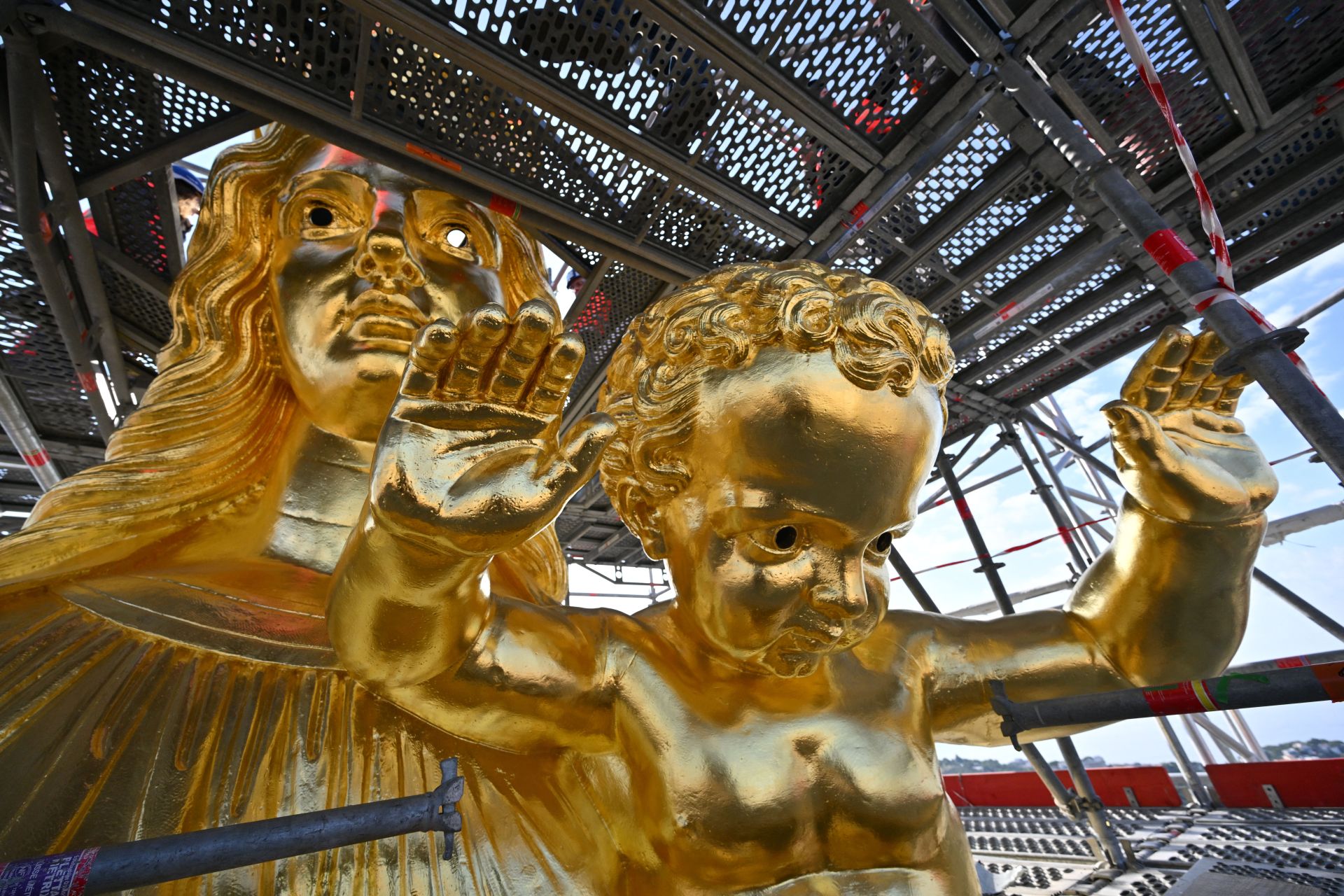 Notre-Dame de la Garde: la couronne de la Vierge restaurée et réinstallée