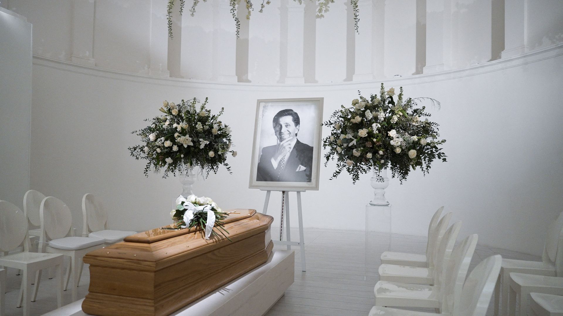 Roses blanches et rouge Valentino:  derniers hommages au célèbre couturier à Rome