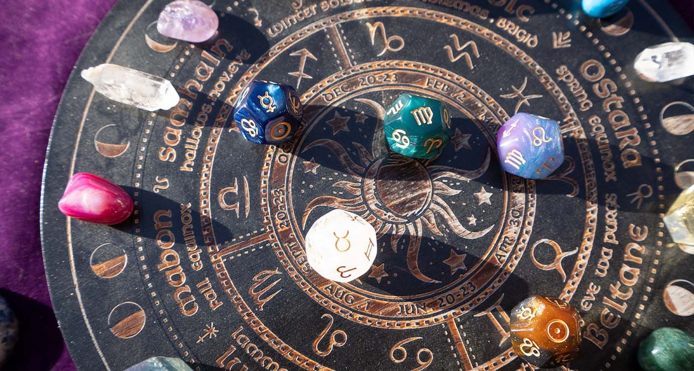 Astrologie, tarot, numérologie: croire sans y croire 