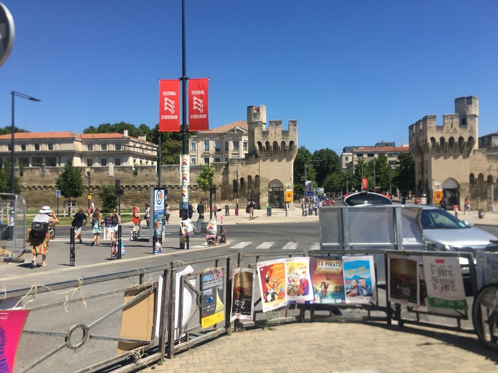 Avignon célèbre son Festival avec une exposition permanente inédite