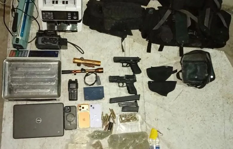 Baalbeck: l’armée interpelle deux suspects en possession de drogues et armes