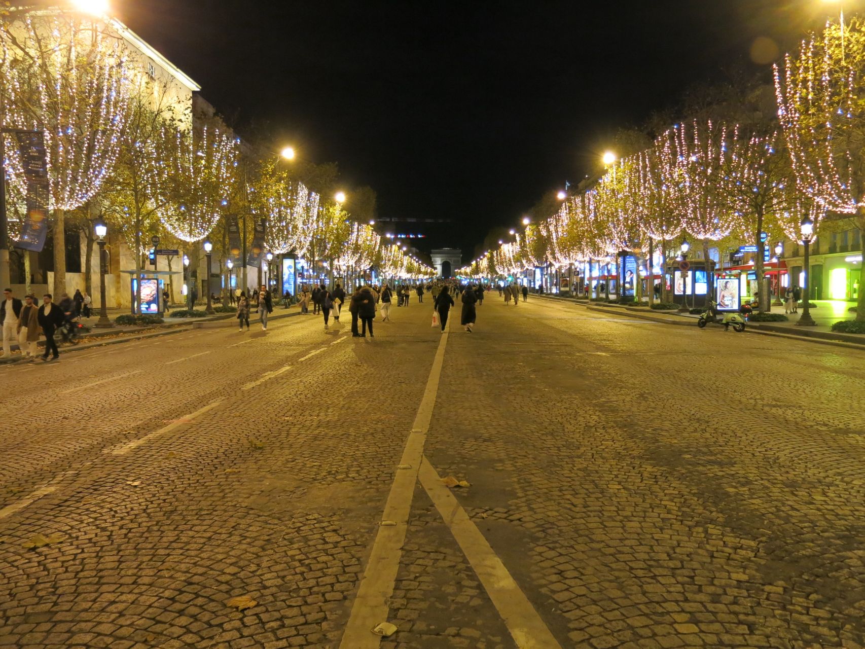 Les Champs-Élysées s’illuminent pour Noël avec Léa Seydoux et un scintillement inédit de la Tour Eiffel