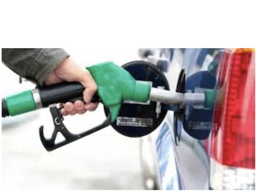 Carburants: nette baisse des prix après la suppression de la taxe