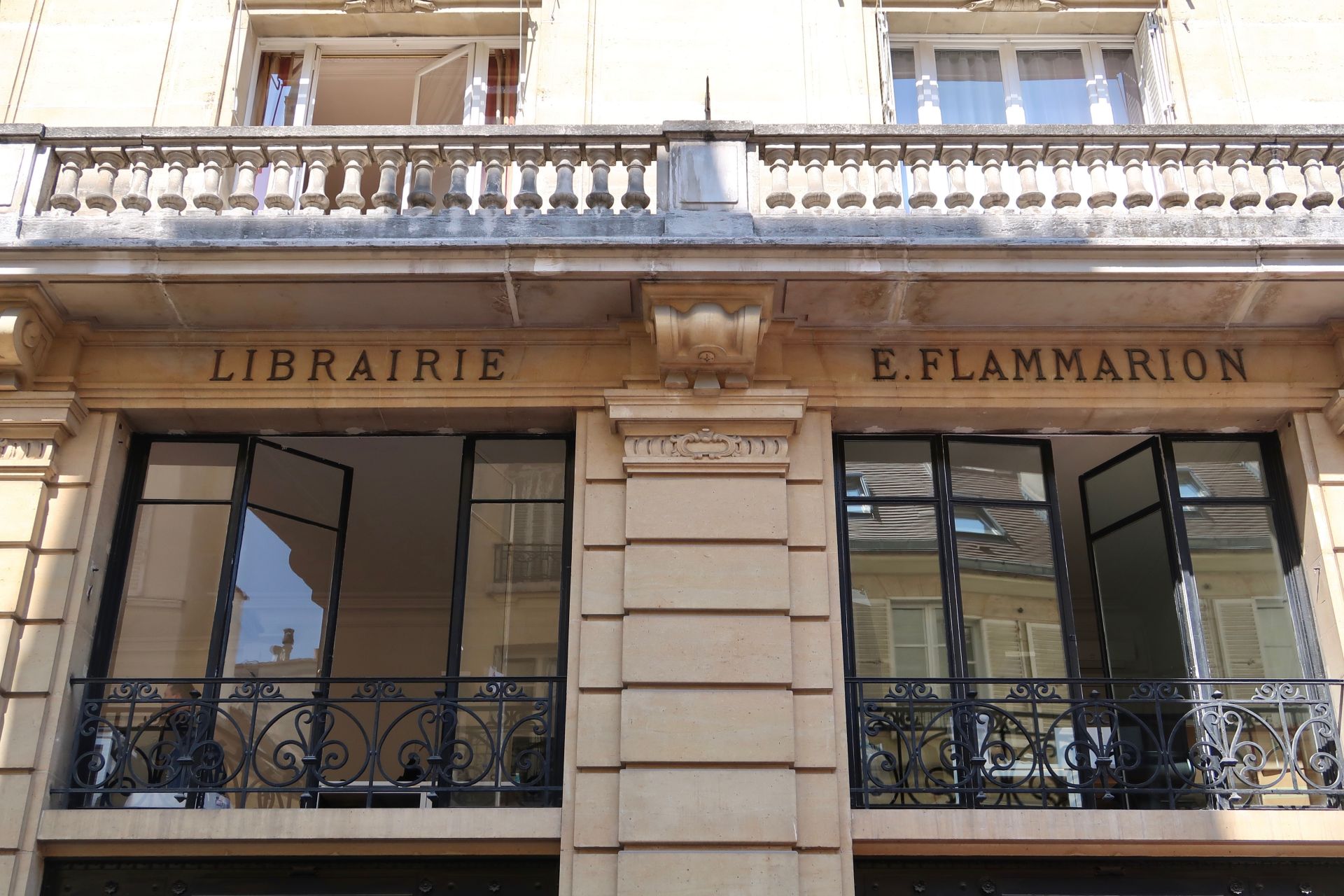 Flammarion défend le livre papier face à l’ère numérique