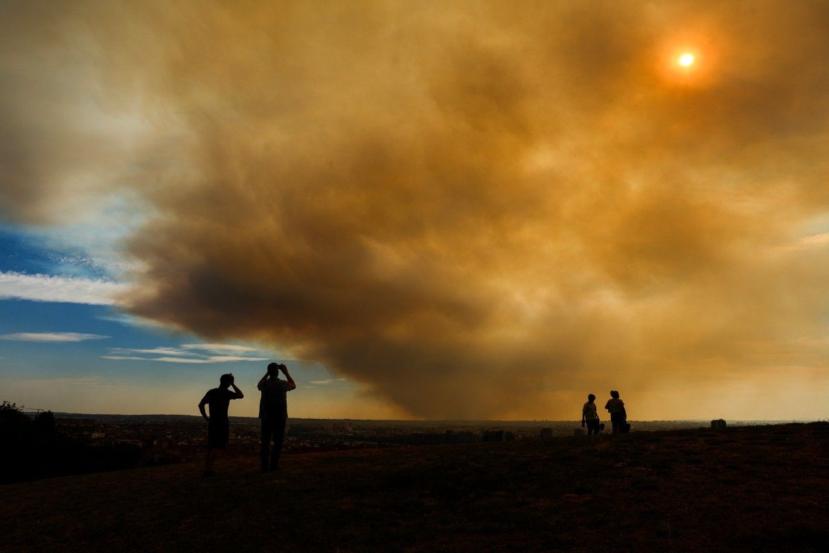 Giant Cloud of Forest Fire Smoke Smothers Madrid
