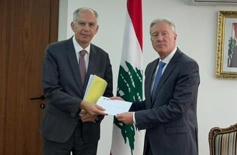 Remise des cartes frontalières à Raggi par la France