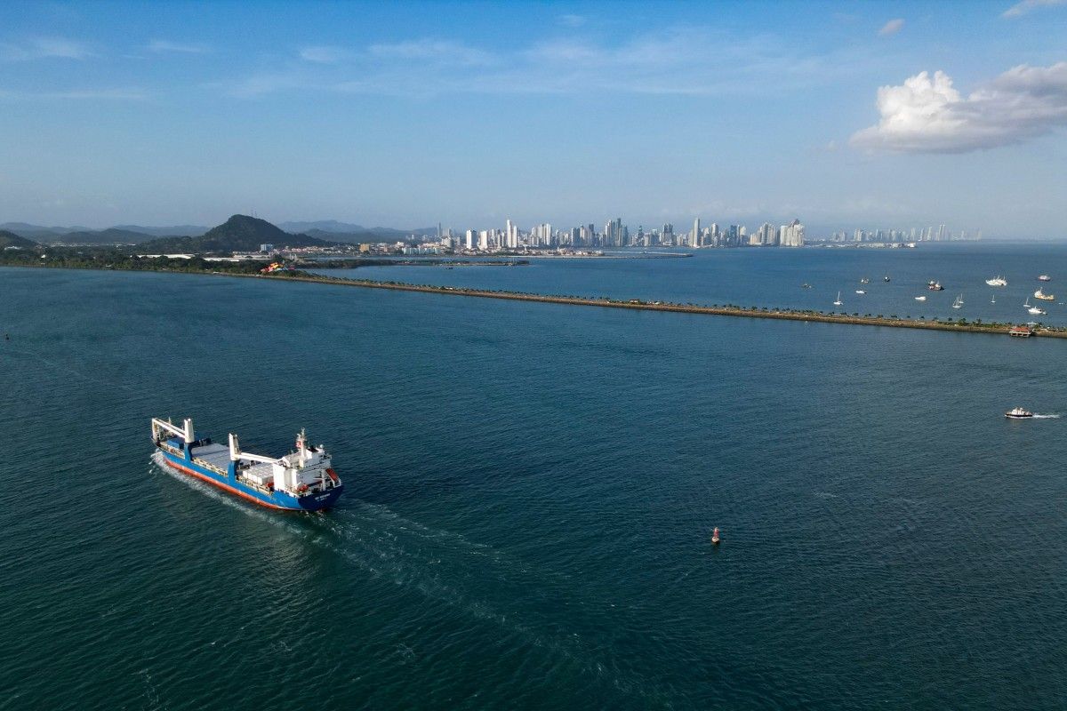 US Claims Free Passage Through Panama Canal