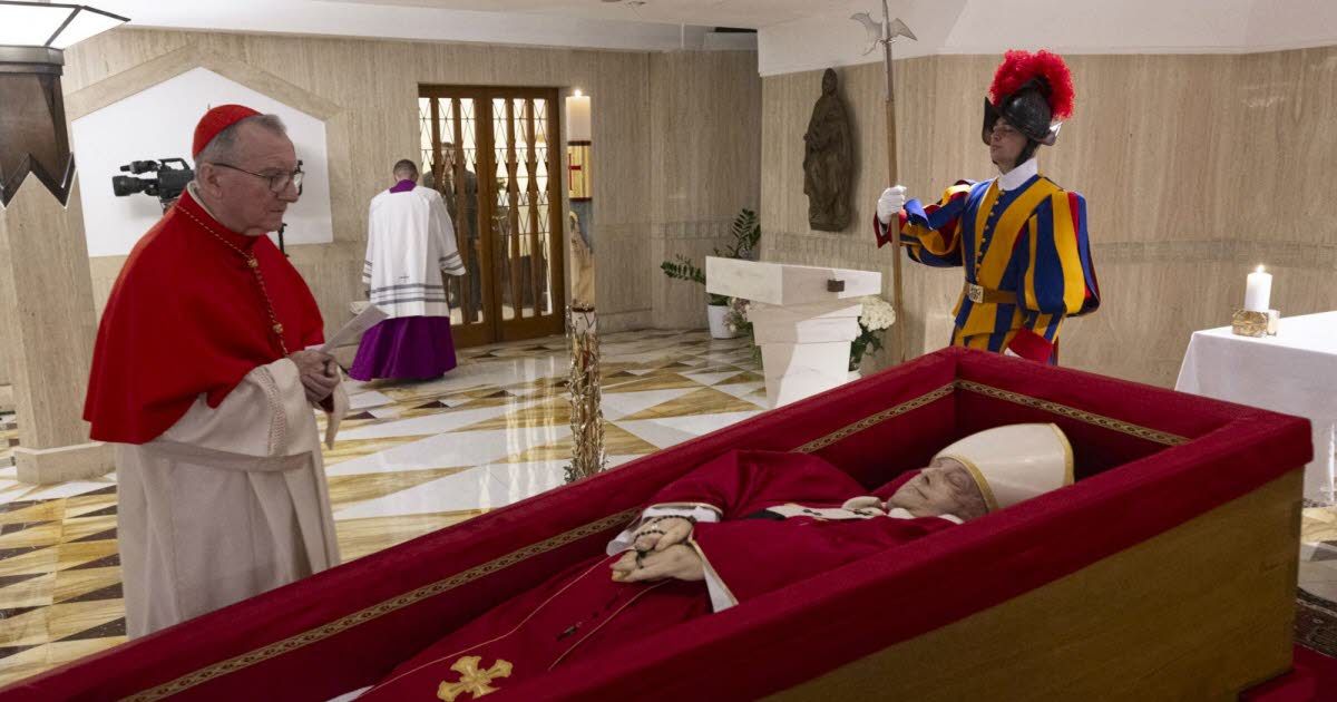 Le corps du pape embaumé et maquillé avant d'être exposé à Saint-Pierre