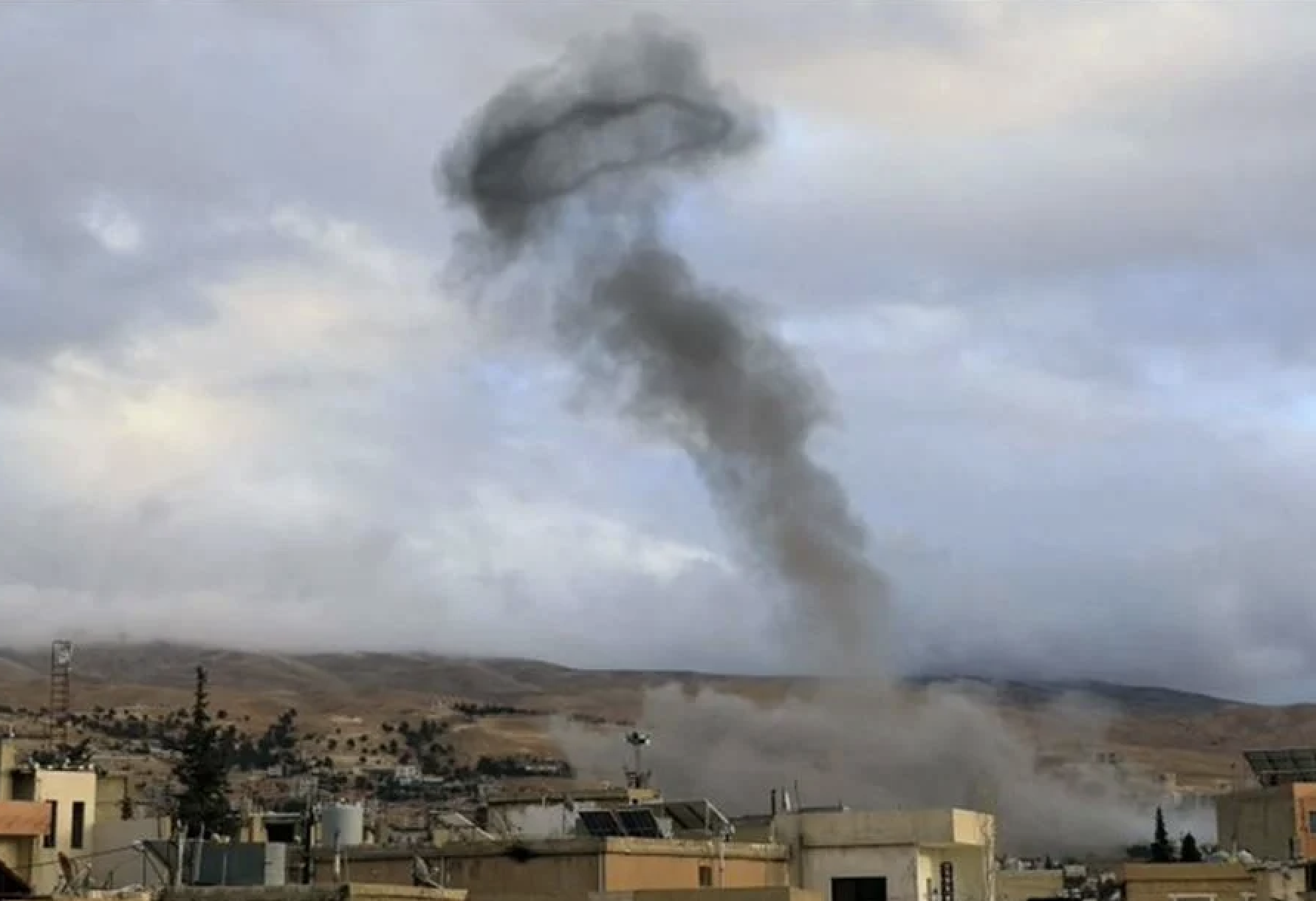 Israeli Airstrikes Target Hezbollah Positions Near Syrian Border