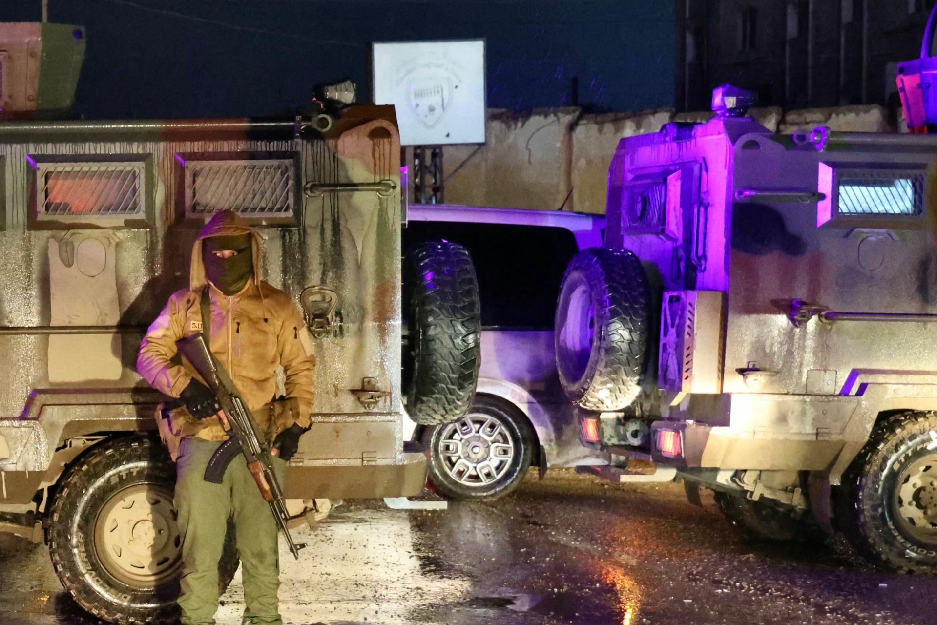 Les forces kurdes quittent une prison du nord de la Syrie après un accord avec Damas