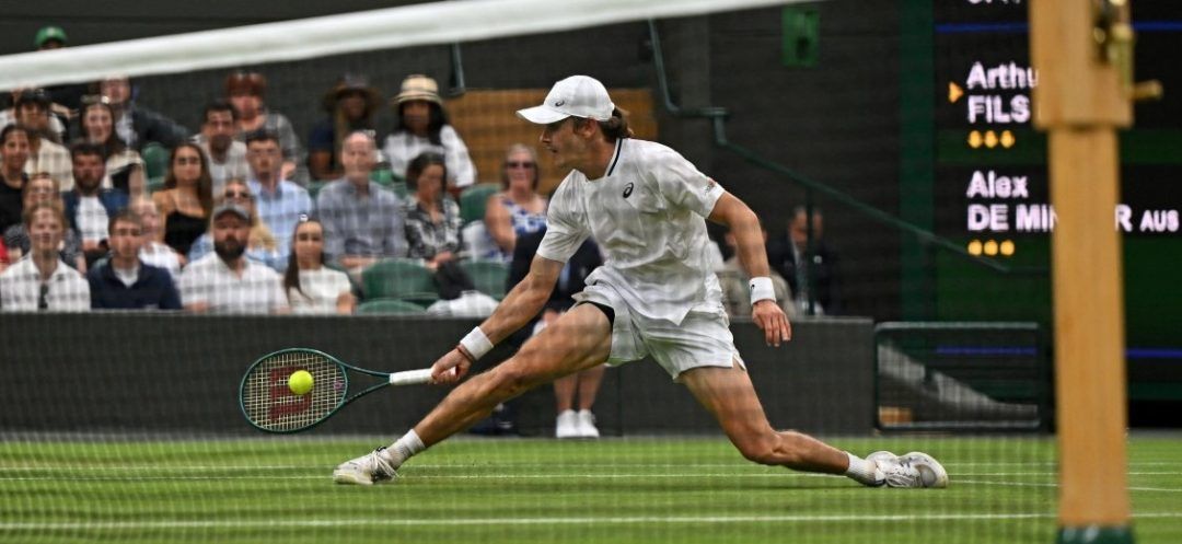 Painful Finish as de Minaur Reaches First Wimbledon Quarter-Final