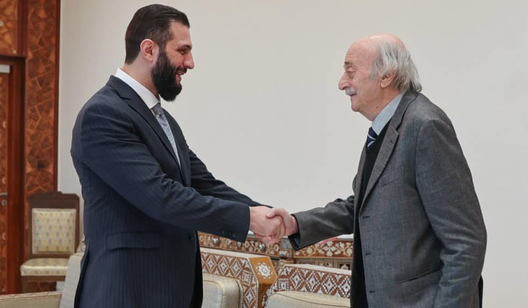 Joumblatt condamne les frappes israéliennes en Syrie et appelle au soutien du processus politique