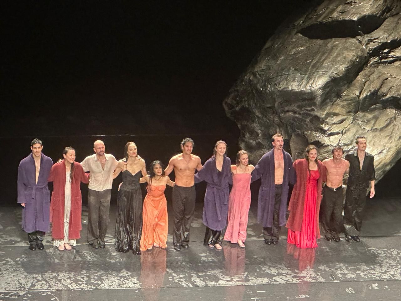 «Vollmond» de Pina Bausch: sous la pleine lune, l’eau danse l’amour et la solitude