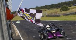 Auto – Stéphanie Hobeika rebondit et monte sur le podium à Snetterton