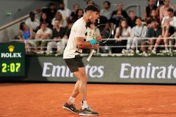 Roland-Garros: Alcaraz et Swiatek passent, Rune plie mais ne rompt pas
