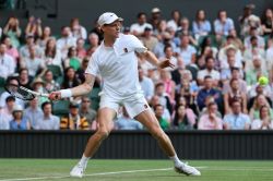 Wimbledon: touché au coude droit, Sinner fera des examens mardi