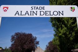 Alain Delon honoré à Douchy: stade et plaque inaugurés