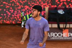 Tennis: Alcaraz enchaîne à Rome, en attendant Sinner
