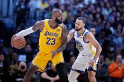 NBA: Steph Curry domine LeBron James dans le classique californien Warriors-Lakers