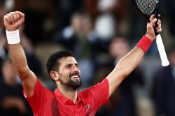 Wimbledon: Djokovic se relève d'une entame cauchemardesque et passe en quart