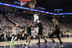 Play-offs NBA: Haliburton punit Cleveland, les Warriors gagnent mais Curry sort blessé