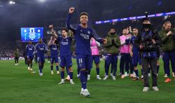 C1: le PSG tremble, chute à Aston Villa mais retrouve les demi-finales