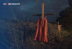 Des robes de petites filles accrochées sur des croix