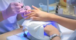 La manucure semi-permanente en péril: le TPO classé cancérigène