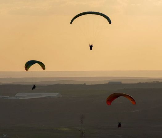 Recherches en cours après un accident de parapente à Jounieh