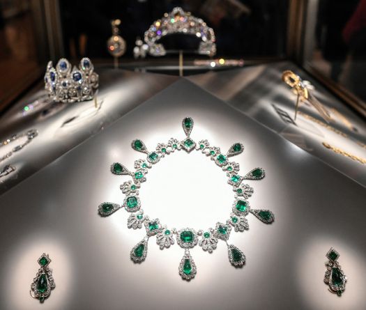 Louvre Closes for Second Day as France Hunts Jewel Thieves