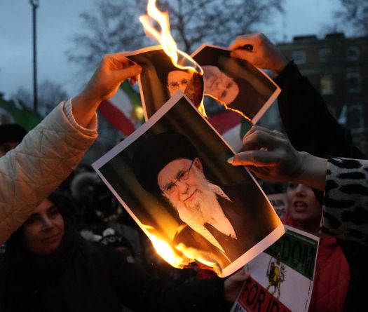 Iran Allows Overseas Calls as Death Toll From Protests Mounts