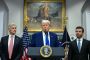 Un Trump combatif s'envole pour le Golfe