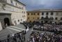 Ambiance festive à Castel Gandolfo pour le premier Angélus du pape Léon XIV
