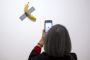 Au Centre Pompidou-Metz, la banane millionnaire de Maurizio Cattelan croquée par un visiteur